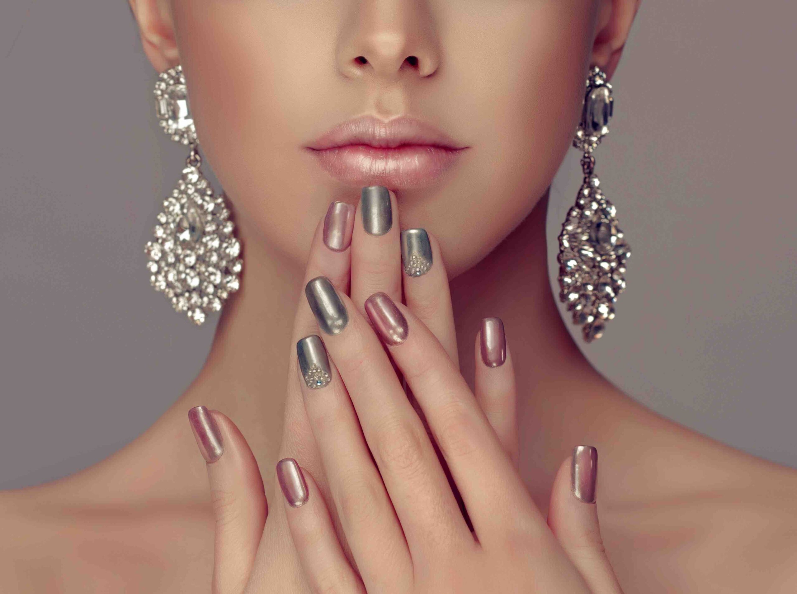 Nails silver scaled